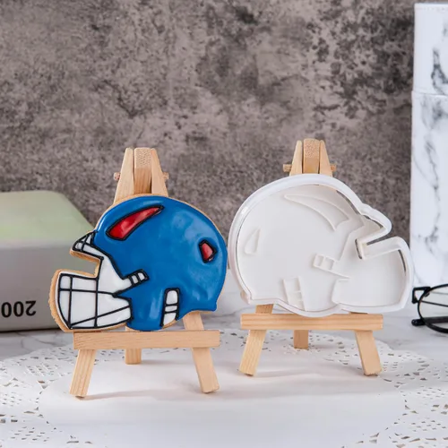 Vista 6 de Mostop Cortador de galletas deportivo con sellos, juego de 3 piezas de cortador de galletas de fútbol, fútbol, casco, juego de fútbol, herramientas