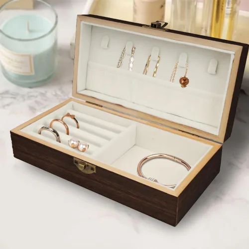 Vista 4 de Caja de joyería de madera hecha a mano - Organizador de viaje elegante para mujeres y hombres, ideas únicas de regalo para anillos, aretes, collares