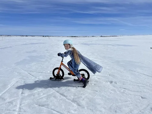 Vista 7 de Strider Juego de 14 esquís de nieve, convierte la bicicleta de equilibrio en trineo, para edades de 3 a 6 años