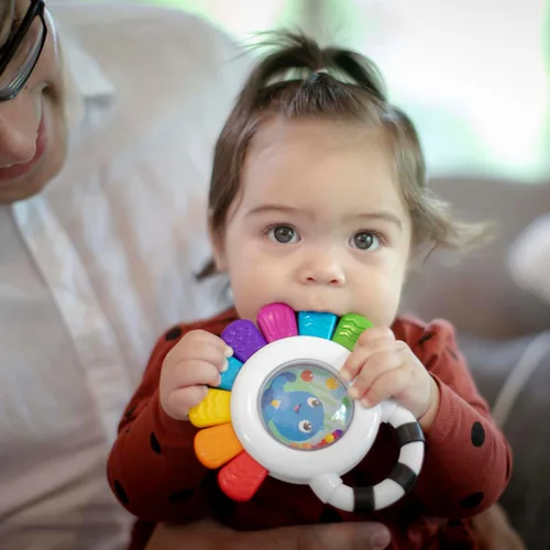 Vista 8 de Baby Einstein Outstanding Opus The Octopus - Sonajero sensorial y mordedor, juguete multiusos, sin BPA y refrigerable, 3 meses en adelante Sonajero