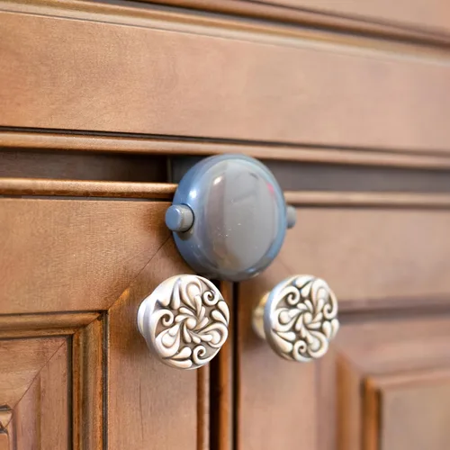 Vista 3 de Qdos Safety Cerradura adhesiva de doble puerta Gris Fácil operación con una sola mano – Diseño patentado ZeroPinch – Solo se adapta a gabinetes