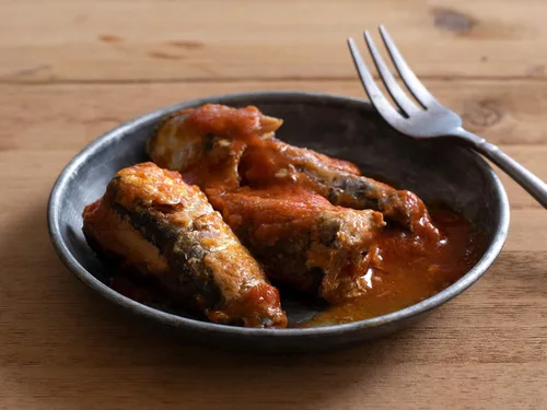 Vista 6 de Vital Choice Sardinas silvestres en salsa de tomate orgánico, latas de 4.4 onzas (paquete de 6)
