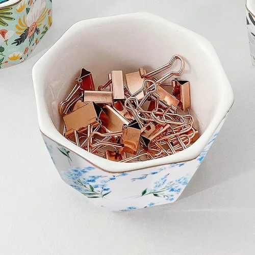Vista 4 de Soporte de clip de papel de cerámica con línea dorada, dispensador de clips de papel geométrico floral para escritorio, lindo organizador de clips