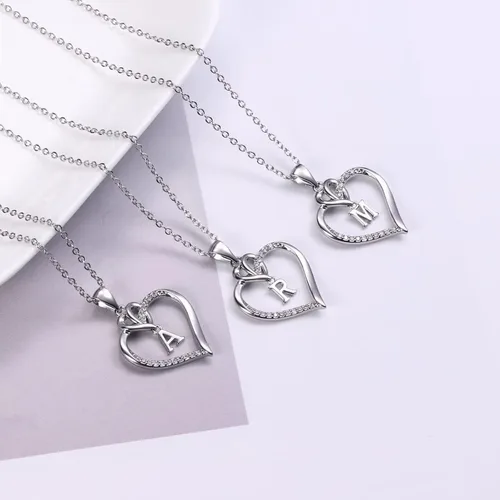 Vista 5 de STORUP Collares con inicial de corazón para mujer, chapado en oro de 14 quilates, dije con inicial de corazón A-Z, collar delicado de corazón
