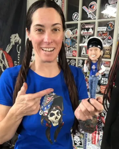 Vista 3 de Figuras Bobbleheads Personalizadas Esculpidas por el Famoso Artista de Arcilla de TikTok Jerry Regalos de Figuritas Personalizadas para Novio Esposo