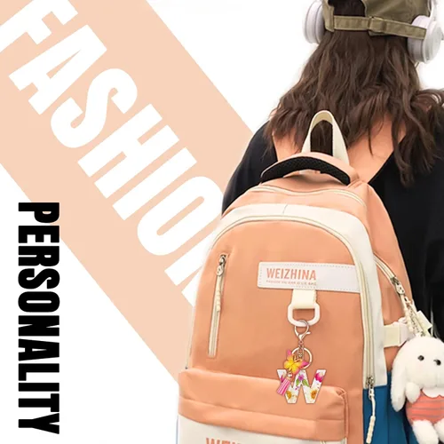 Vista 6 de Lindos llaveros para mujeres y niñas, llaveros de letra inicial con borla de mariposa, dije para bolso, mochilas, bolsos de mano