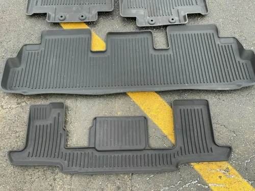 Vista 2 de NISSAN Pathfinder (2022-2024) 4 alfombrillas moldeadas para todo tipo de clima para modelos con sillas capitanes de fila 2ª solamente