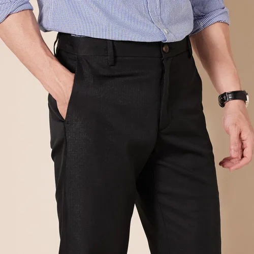 Vista 3 de Tienda Essentials - Pantalón de vestir de corte ajustado y diseño frontal plano para hombre