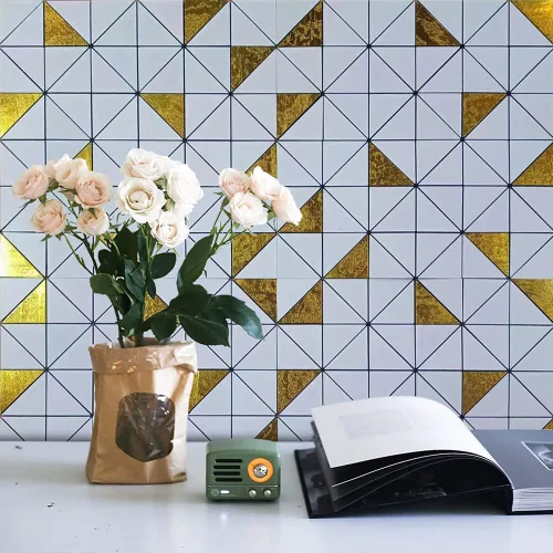 Vista 6 de XUANINY 7 hojas de azulejos en muro autoadhesivos, superficie de aluminio triangular de mosaico de metal, adhesivo de pared 3D de aluminio Dorado