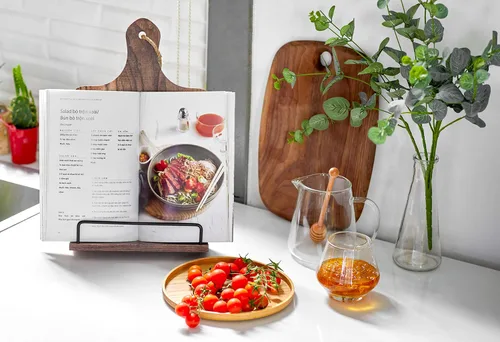 Vista 4 de FANATU Soporte para libro de cocina, de madera rústica, estilo tabla de cortar, soporte ajustable para libros de recetas para iPad y soporte