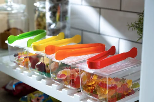 Vista 2 de Juego de 4 mini pinzas de plástico multicolor para aperitivos, bufé, fiestas, bodas, catering, ensaladas, hielo, pasteles, aptas para lavavajillas