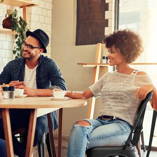 Vista 8 de Juego de 4 sillas de comedor de metal para interiores y exteriores, sillas apilables para patio, cocina, sillas de metal, sillas de restaurante