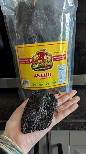 Vista 4 de Latin Treats - Chiles anchos de 16 onzas (1 libra) – Pimientos anchos secos enteros de Perú, cápsulas de chile poblano seco para tacos Birria