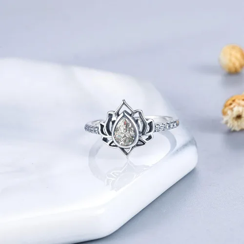 Vista 5 de LOVECOM Anillo de loto para mujeres, adolescentes y niñas, plata de ley 925, anillos de promesa de flor de loto, circonita cúbica, anillo inspirador
