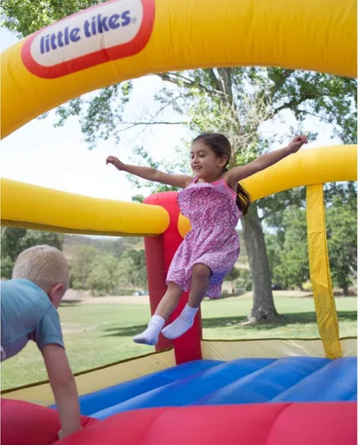 Vista 4 de Little Tikes Jump 'n Slide Bouncer Inflable Incluye Soplador de Servicio Pesado con GFCI, Estacas, Parches de Reparación y Bolsa de Almacenamiento