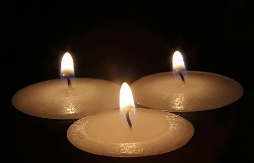 Vista 5 de OHR CANDLES Mini velas de té – Paquete de 50 velas de té a granel – Velas blancas sin perfume – 1 hora de tiempo de combustión