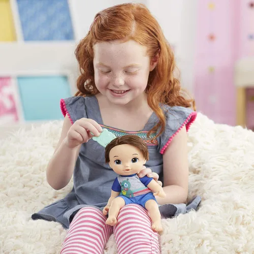 Vista 7 de Baby Alive Littles, Carry 'N Go Squad, Little Matteo Brown Hair Boy Muñeca, portador, accesorios, juguete para niños a partir de 3 años