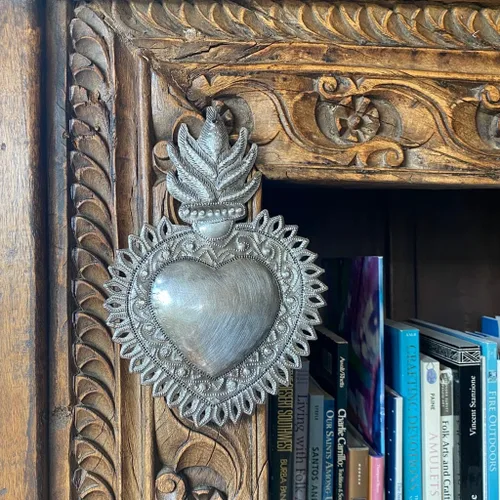 Vista 5 de Decoración de pared de corazón de metal Milagro, corazón flameante, hecho a mano, 7 x 10 pulgadas, Haití, adorno, hecho a mano, adornos únicos