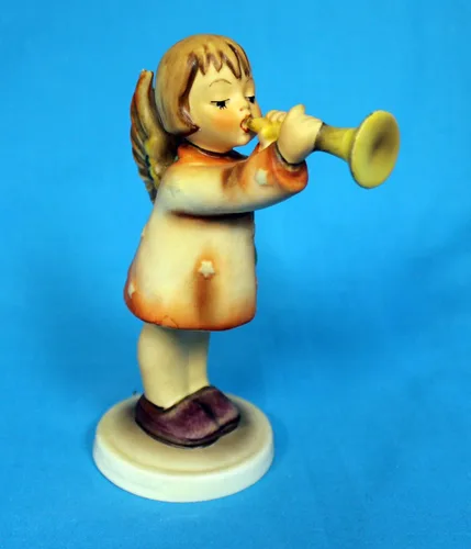 Vista 3 de La figura Hummel Little Drummer de 4.25 pulgadas es una atractiva figura coleccionable que se verá bien en tu estante de exhibición de figuras