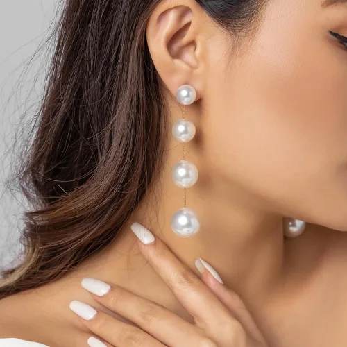 Vista 2 de Wiwpar Aretes largos de perlas colgantes de oro con borla de cadena de perlas blancas para mujeres y niñas