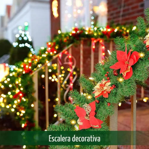 Vista 7 de Guirnalda de Navidad artificial preiluminada, ratán verde con decoraciones de flores rojas y luces LED que funcionan con pilas para escaleras