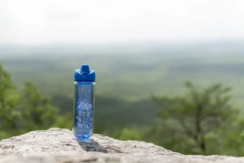 Vista 8 de COOL GEAR Essence - Botella de agua Chugger con boca ancha y diseño abatible, aislamiento de doble pared y lazo de transporte para un fácil uso