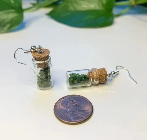 Vista 5 de Aretes de cannabis, aretes de maleza, 420, el mejor regalo de mordaza, aretes de marihuana falsos, cannabis falso, aretes divertidos, aretes