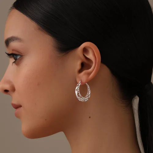 Vista 2 de LeCalla Aretes de aro gruesos de plata de ley 925 Aros de malla de filigrana con forma de corazón para mujer