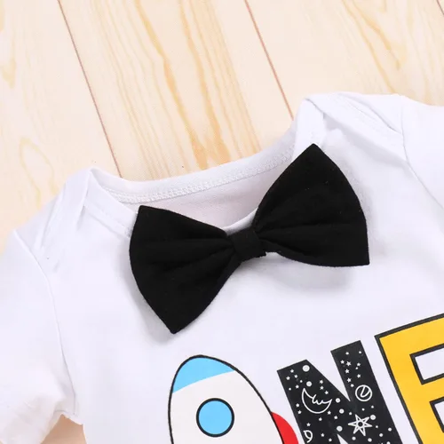 Vista 5 de IMEKIS Mameluco para bebé niño con diseño espacial para primer cumpleaños + pantalones cortos con tirantes, astronautas y accesorios para fotos