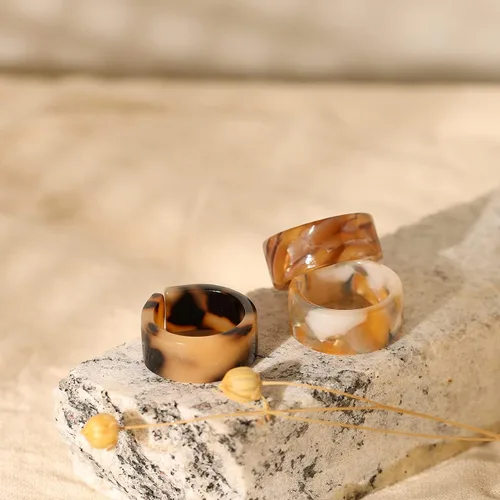 Vista 2 de Viva Joya 24-30 anillos de resina, anillos de plástico, anillos acrílicos para nudillos para mujeres, adolescentes y niñas, estéticos gruesos