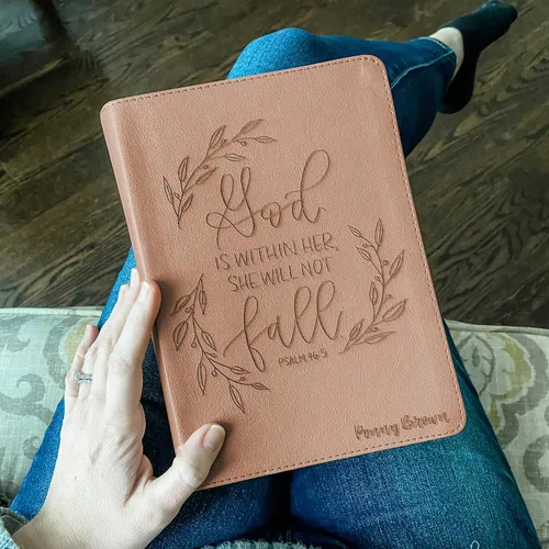 Vista 2 de CSB, She Reads Truth Bible, oro rosa, letras y grabadas a mano, grabado con nombre personalizado, regalo personalizado para cumpleaños, graduación