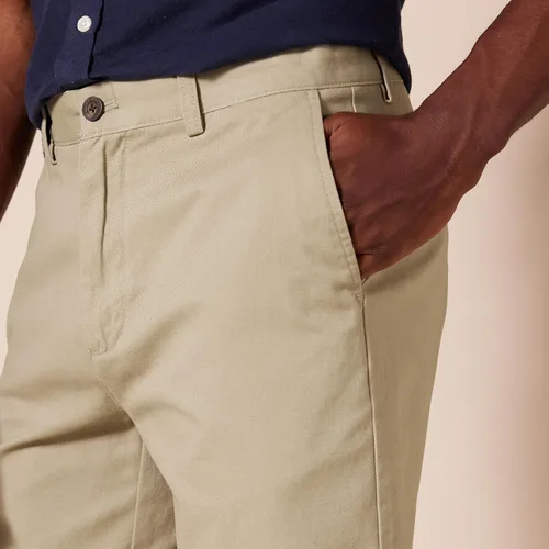 Vista 3 de Tienda Essentials - Pantalón corto ajustado para hombre, 7 pulgadas