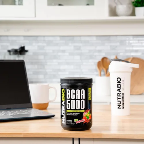 Vista 4 de NutraBio BCAA 5000 Polvo - BCAA fermentado vegano - Apoya el crecimiento muscular magro, la recuperación, la resistencia - 60 porciones - Kiwi fresa