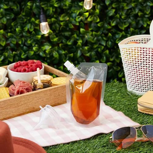 Vista 2 de Paquete de 50 bolsas de plástico reutilizables de 8 onzas con embudos para jugo, refrescos, cerveza (7 x 4 pulgadas)