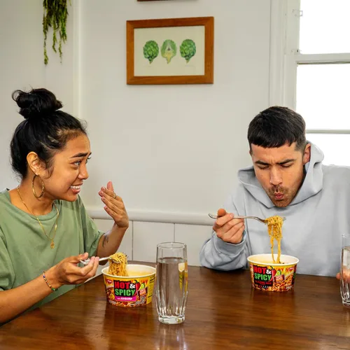 Vista 5 de Nissin Sopa de fideos ramen caliente y picante, pollo, 3.32 onzas