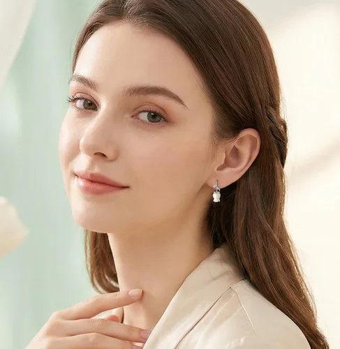 Vista 2 de Reffeer Aretes Sólidos de Plata de Ley 925 con Diseño de Flores Tipo Crawler Cuff Envolventes para Mujeres Adolescentes Aretes Envolventes de Flores