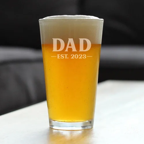 Vista 2 de Dad Est 2023 - Regalo de Vaso de Pinta para Nuevo Padre Primerizo - Vasos Llamativos de 16 Oz Bevvee Dad gift ideas for fathers, husbands and