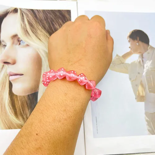 Vista 3 de rgwtgkyh Pulsera de dados para mujeres y hombres, color verde, rosa, negro, pulseras elásticas de dados acrílicos para niños y niñas, regalos