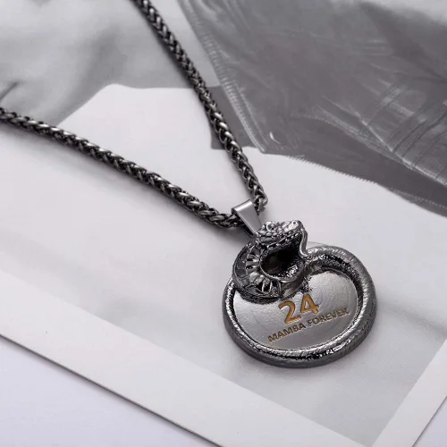 Vista 2 de Winssigma Collar con colgante de Mamba negro, collar de recuerdo conmemorativo de estrella de baloncesto