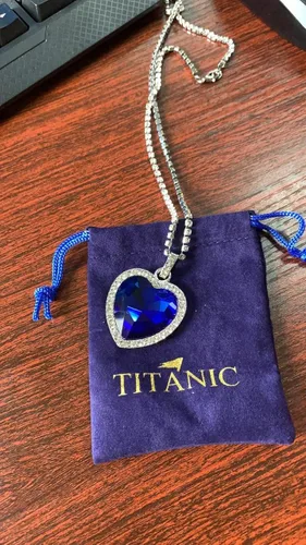 Vista 2 de Titanic - Collar con colgante de corazón azul océano con corazón y bolsa de terciopelo azul azul rey Cristal
