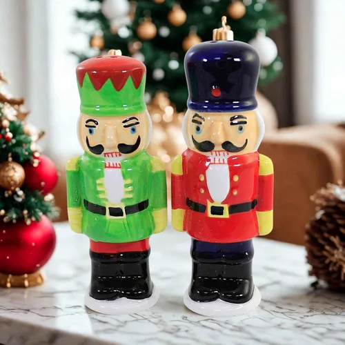 Vista 2 de Transpac Nutcracker Soldiers - Juego de salero y pimentero