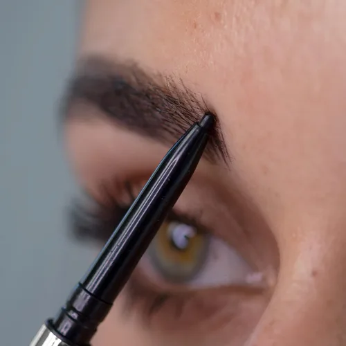 Vista 2 de Tina Davies Lápiz de seda delgado, color de cejas pre-dibujado para microblading, punta retráctil con carrete, micro cejas suaves - marrón (1 unidad)