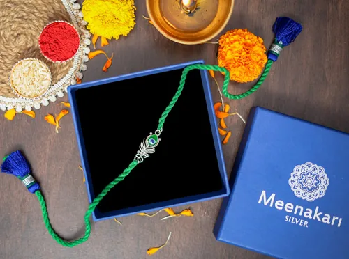 Vista 3 de Meenakari 925 plata esterlina Morpankh pluma de pavo real Krishna Rakhi pulsera conjunto con Roli Chawal y tarjeta de felicitación Rakshabandhan