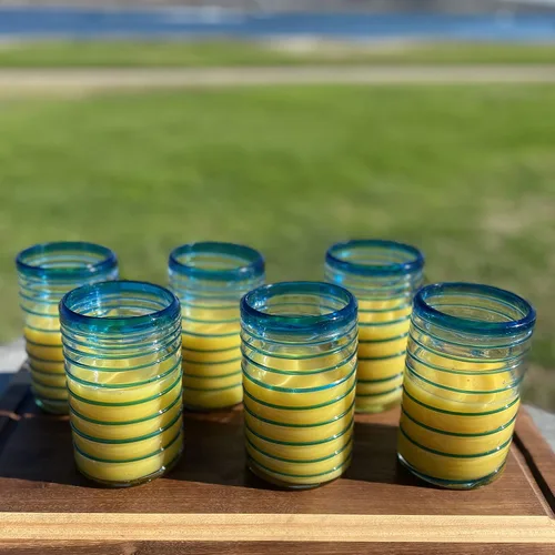Vista 3 de Dos Sueños Vasos mexicanos soplados a mano, juego de 6 vasos con un diseño de espiral aguamarina (14 onzas cada uno)