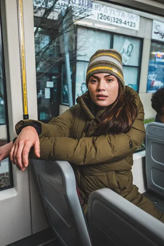 Vista 5 de Outdoor Research Parka de plumón Coze para mujer - Chaqueta con capucha, extra larga de plumón de ganso