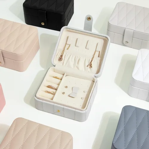 Vista 4 de KAMIER Organizador de joyas de viaje cajas de joyería portátiles de cuero acolchado con diamantes para mujeres y niñas organizador pequeño