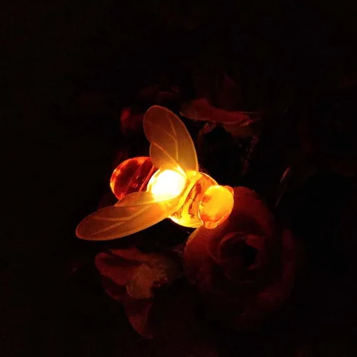 Vista 2 de Cadena de luces de hadas de abeja, 20 luces LED de 7.5 pies con batería de abeja para fiestas, bodas, Navidad, decoración, jardines, patios