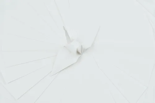 Vista 2 de Paquete de 100 hojas de papel de origami, doble cara, color marfil, 6 x 6 pulgadas, cuadrados de papel para plegar, manualidades de papel, grúa