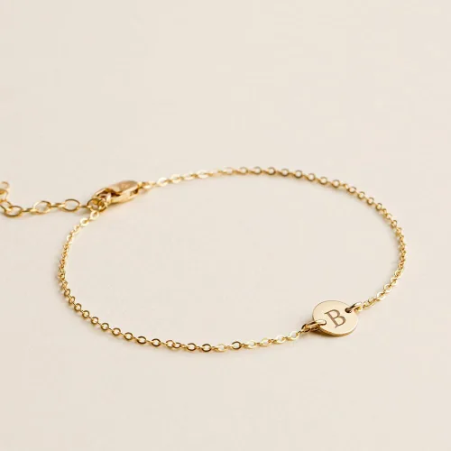 Vista 6 de Pulsera de acero inoxidable chapada en oro de 18 quilates, pulsera personalizada con dije de letra, pequeño disco delicado con monograma, pulsera