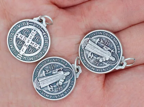 Vista 4 de Caritas et Fides Paquete de 10 colgantes de medalla de San Benito 34 pulgadas redondas de plata oxidadas de San Benito para collar medallas